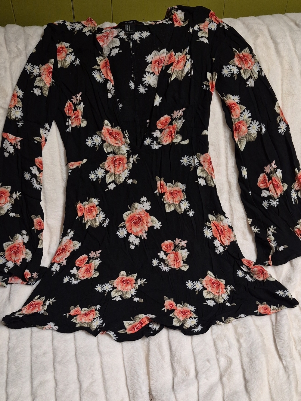 Forever 21 Black Long Sleeve V-Neck Tunic with Coral Rose & White Daisy Print